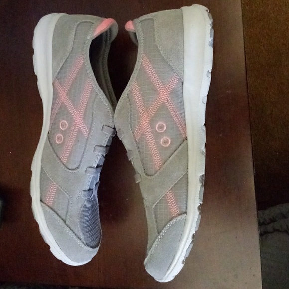 Shoes - Picture 3 of 4